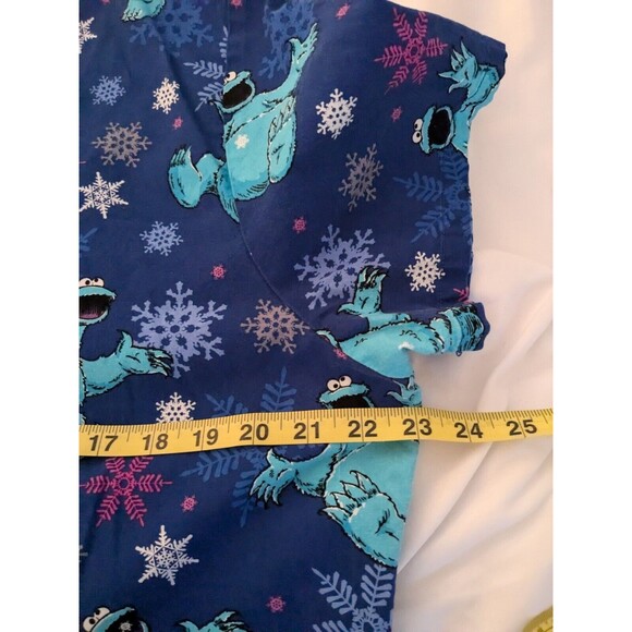 Sesame Street Cookie Monster Scrub Top Womens L Blue V Snow Winter Healthcare - Picture 12 of 13